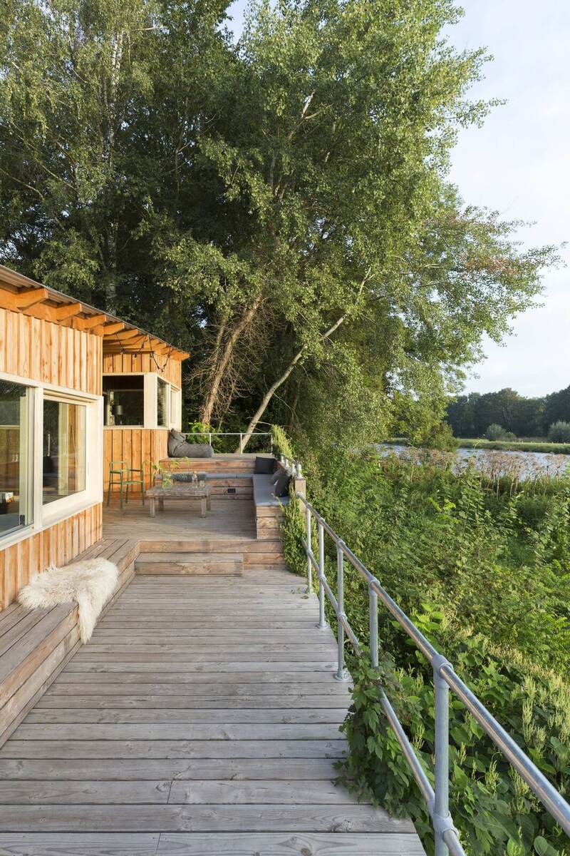 Vakantiehuisje in de natuur met ochtendzon
