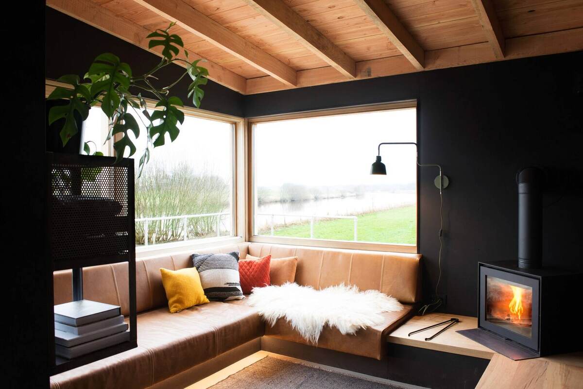 Interieur van het vakantiehuis met uitzicht op de natuur